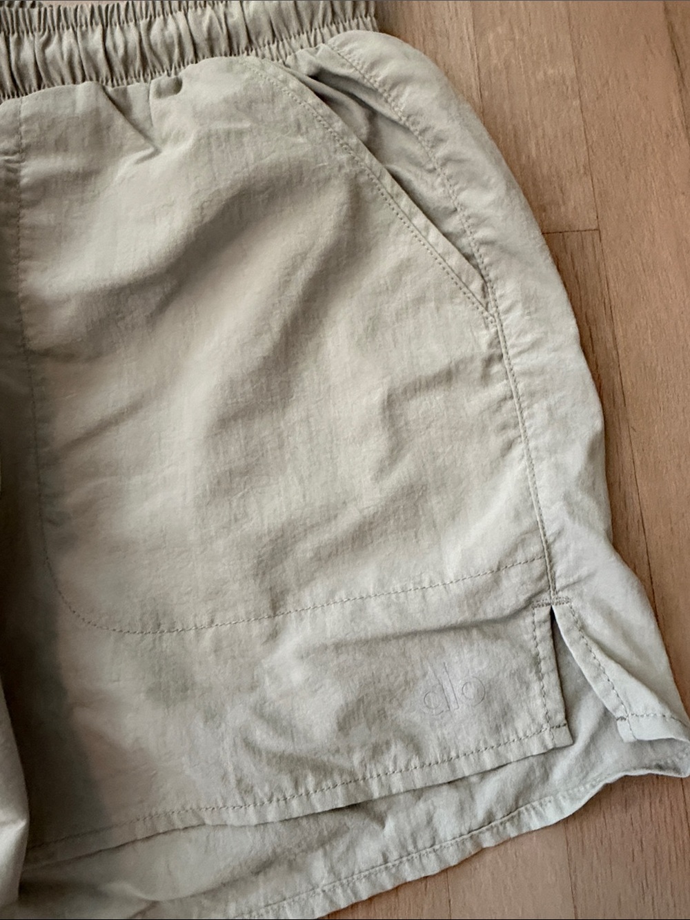 ALO Yoga women’s Light Tan Elastic-Waist Hybrid Shorts